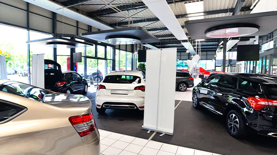 LED-Panels erhellen den Showroom eines Autohauses LED-Panels erhellen den Showroom eines Autohauses