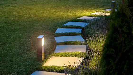 Gartenweg durch LED beleuchtet Gartenweg durch LED beleuchtet