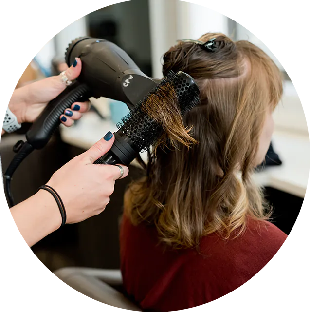 Frau werden die Haare gef&ouml;hnt
