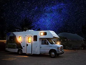 Erleuchtetes Wohnmobil vor Sternenhimmel Erleuchtetes Wohnmobil vor Sternenhimmel