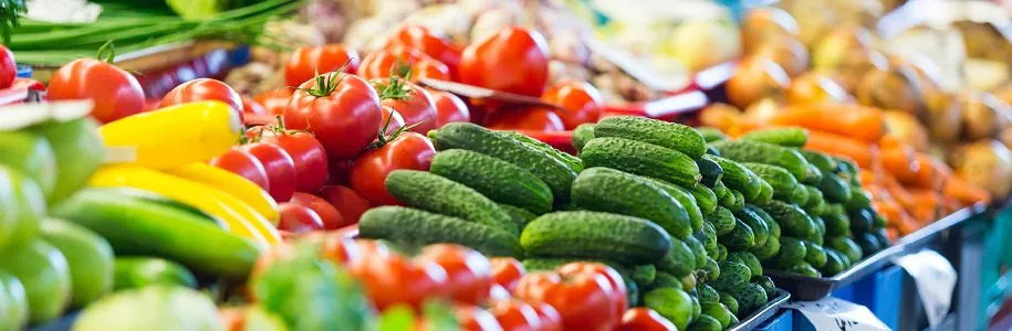 Mit LED beleuchtete Lebensmittel im Supermarkt Mit LED beleuchtete Lebensmittel im Supermarkt