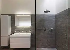 Badezimmer wird durch LEDs beleuchtet Badezimmer wird durch LEDs beleuchtet