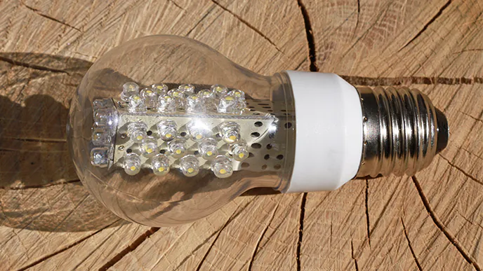 LED-Retrofit-Lampe liegt auf Holz LED-Retrofit-Lampe liegt auf Holz