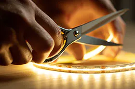 Mann schneidet LED-Streifen zu
