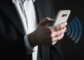 Mann mit Handy Mann hat Handy in der Hand