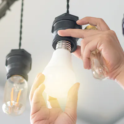 Wechsel einer LED-Glühbirne Wechsel einer LED-Glühbirne