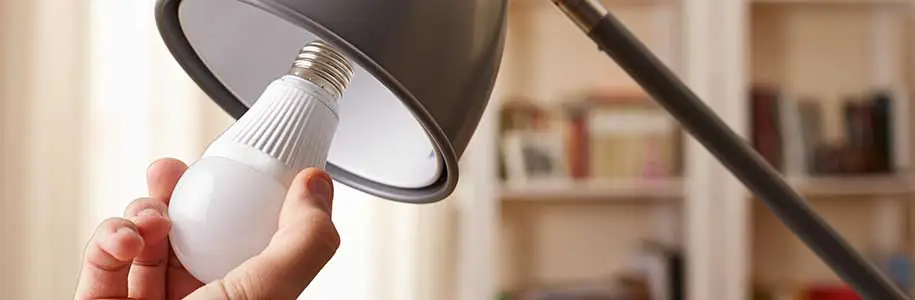 Eine Hand mit Lampe