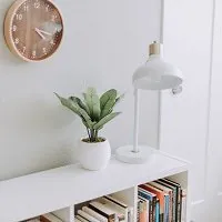 Schreibtischlampe auf Sideboard Schreibtischlampe auf Sideboard