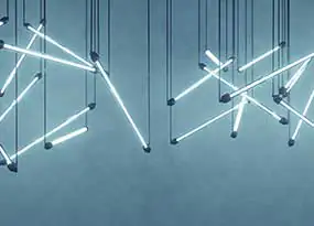 Moderne h&auml;ngende LED-R&ouml;hren